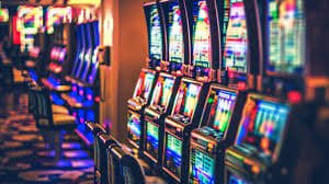Ilustrasi permainan sportsbook dan slot online di max88